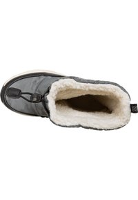 Grå isoleret støvle med en glat overflade, textureret stof, luksuriøs hvid foring og en sort lukning med toggle ved anklen for justerbar pasform.