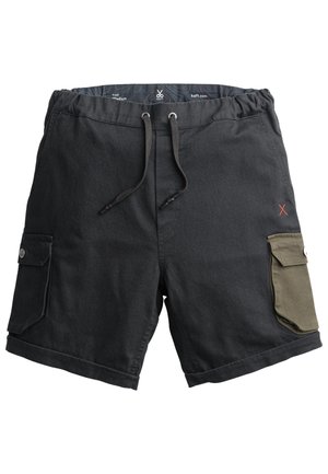 Pantaloni corti neri realizzati in un materiale resistente, dotati di una tasca laterale verde oliva, cordoncino regolabile e un sottile dettaglio in rosso.