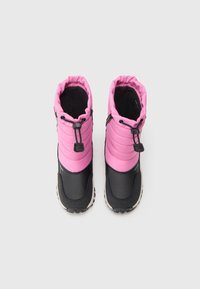 Botine de iarnă izolate, negre și roz, cu o parte superioară căptușită, manșetă ajustabilă și talpă din cauciuc texturat. Prezintă un design elegant și o construcție solidă.
