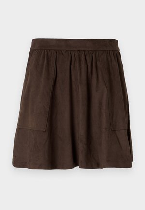 Jupe mini en suedine marron avec une taille élastique, présentant un design plissé et deux poches latérales pour une utilisation pratique. Texture douce.