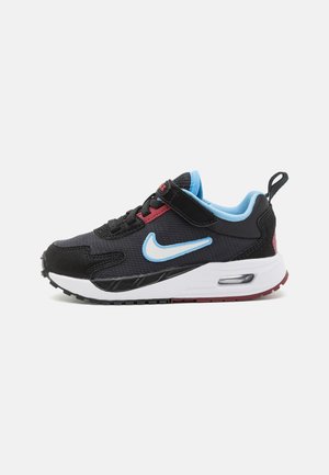 Sort og blå Nike børnesneaker med hvid sål, lyseblåt swoosh-logo og røde detaljer, med velcrolukning og trækflig.