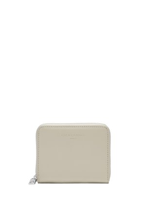 Beige Lederbörse mit Reißverschluss, rechteckiger Form, geprägtem Logo auf der Vorderseite und sichtbaren Nähten entlang der Kanten.