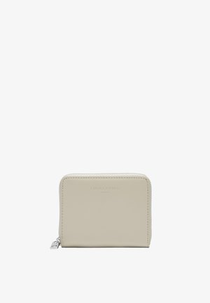 Beige Lederbörse mit Reißverschluss, rechteckiger Form, geprägtem Logo auf der Vorderseite und sichtbaren Nähten entlang der Kanten.