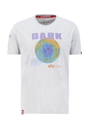Witte T-shirt met ronde hals, versierd met kleurrijke grafische tekst en een cirkelvormig maandesign. Inclusief merkembleem en label aan de onderkant.