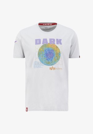 Fehér póló kerek nyakkal, színes grafikus szöveggel és kör alakú holdmintával. Tartalmazza a márkájának logóját és címkéjét alul.