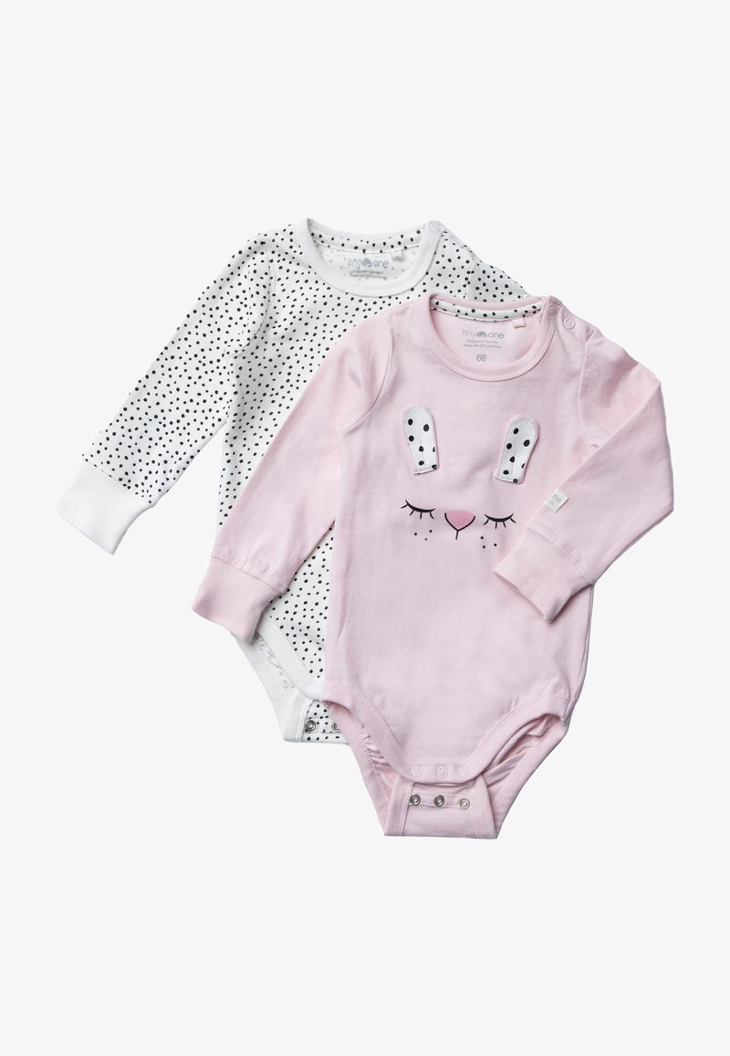 Zwei langärmelige Babybodysuits: einer in Weiß mit schwarzen Punkten, der andere in Pink mit einem Hasengesicht-Design und Druckknopfverschlüssen.