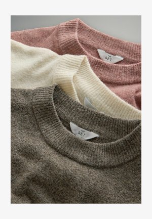 Tre stickade tröjor med rund hals i rosa, kräm och brun. Var och en med ribbad halsringning och etiketter med "THE SET" på en tag.
