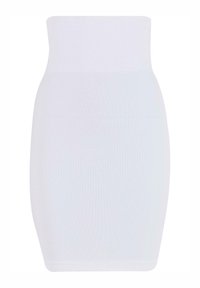 Biała sukienka bodycon bez ramiączek, wykonana z elastycznego materiału, z dopasowaną sylwetką i gładką teksturą.