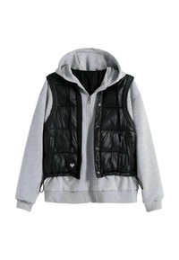 Sudadera gris con cremallera, combinada con un chaleco sin mangas acolchado negro que presenta botones a presión y bolsillos, exhibido sobre un fondo blanco.