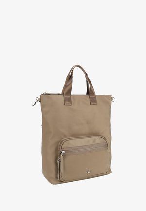 Bolso tote beige con dos asas cortas, bolsillo frontal con cremallera y herrajes plateados, mostrado sobre un fondo blanco.