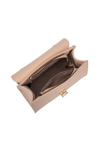 Borsa in pelle beige con un esterno texturizzato, apertura superiore e due scomparti interni. Presenta una chiusura in oro e una cerniera.