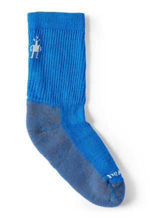 Calcetín de tripulación azul y gris con puño acanalado y pequeño logo blanco cerca de la parte superior.