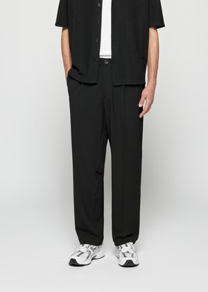 TAILORED PANTS - Auduma bikses - black