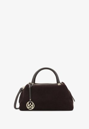 Temno rjava suede torba z oblikovanim oblikom, dvema zgornjima ročajema, odstranljivim ramenskim pasom in zlatim logotipnim obeskom.