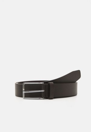 Ceinture en cuir marron avec une texture lisse, dotée d'une boucle en métal argenté. Le design comprend une forme classique et une seule boucle.