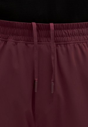 Brâu elastic bordo cu șnururi asortate pe material, prezentând secțiunea superioară a pantalonilor casual sau a șorturilor.