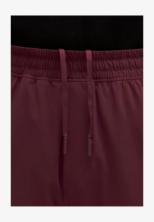 Brâu elastic bordo cu șnururi asortate pe material, prezentând secțiunea superioară a pantalonilor casual sau a șorturilor.
