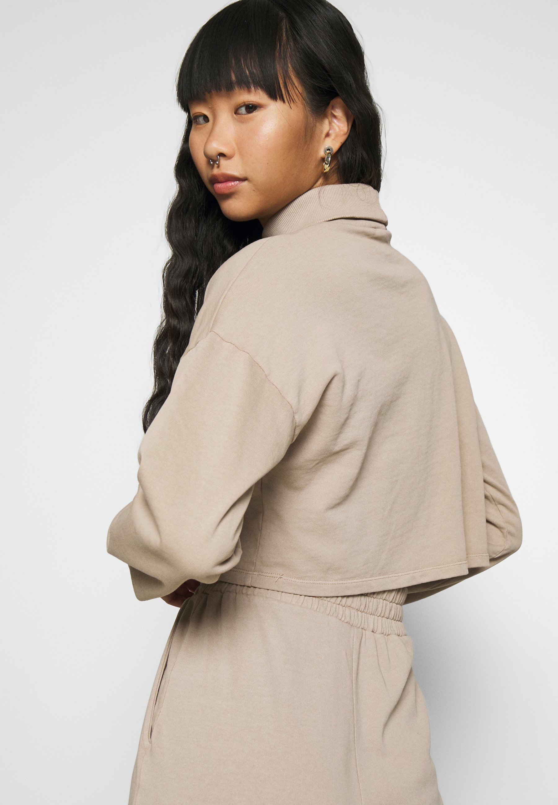 Nly by Nelly WATCH OUT SET Träningsset beige Zalando.se Nly by Nelly CROPPED Skjorta beige Zalando.se