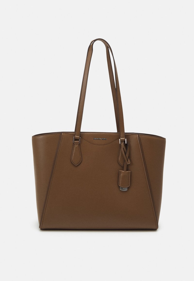 Brun lær totebag med doble håndtak, glatt tekstur, kantete design, metallakcenter og en avtakbar tag på framsiden.