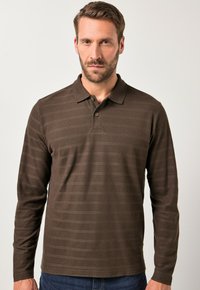 Polo a maniche lunghe di colore marrone con sottili righe orizzontali, realizzato in tessuto morbido, con colletto classico e chiusura a tre bottoni.
