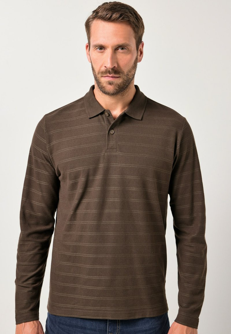 Polo a maniche lunghe di colore marrone con sottili righe orizzontali, realizzato in tessuto morbido, con colletto classico e chiusura a tre bottoni.