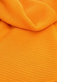 Tessuto arancione vibrante con una sottile trama rigata, leggero e che si drapea dolcemente in onde soffici.