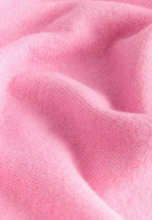 Sanftes rosa Gewebe mit einer glatten Textur und feiner Webart, das subtile Farbvariationen und ein zartes, warmes Erscheinungsbild zeigt.