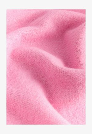 Jemný růžový textil s hladkým povrchem a jemným tkaním, vykazující subtilní odstíny a křehký, teplý vzhled.