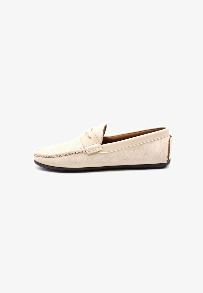 Mocassins en suède beige avec un bout rond, présentant des détails de couture et une semelle lisse et discrète. Design simple sans accents en métal.