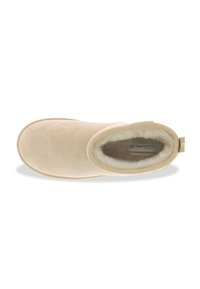 Zapatillas de casa beige sin cordones hechas de suave ante, con un forro interior esponjoso y una suela texturizada, además de una pestaña en la parte trasera para un fácil calzado.