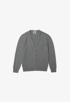 Grauer V-Ausschnitt Strickjacke mit Knöpfen, langen Ärmeln und einem kleinen grünen Krokodil-Logo auf der linken Brust.