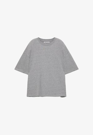 T-shirt gris uni surdimensionné à manches courtes avec un col rond, posé à plat sur un fond blanc.