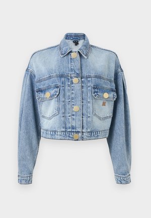 Veste en denim bleu clair raccourcie, manches longues, fermeture avant par boutons, deux poches à rabat avec boutons, et col à revers.