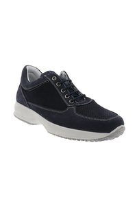 Scarpe in camoscio blu navy con lati perforati, suola in gomma grigia e cuciture bianche a contrasto. Presentano lacci rotondi e una parte superiore testurizzata.