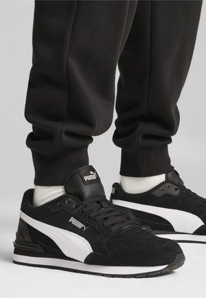 Puma ST RUNNER - Baskets basses - black- white- silver