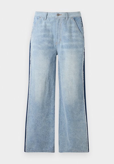 Heledsinine denimist laiad püksid tumesiniste külgpaneelidega, toore äärisega, esipocketsidega ja nupukinnitusega vöökohtade juures.