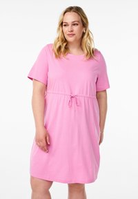 Robe rose à manches courtes avec cordon de taille, coupe décontractée et tissu lisse et léger. Col rond simple et ourlet au genou.