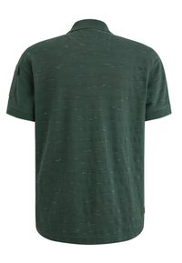 Polo de manga corta verde con un patrón texturizado, cuello clásico y dobladillo recto. Presenta un bolsillo lateral con solapa.