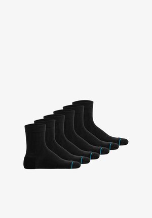 Seis pares de calcetines de crew negros con textura acanalada, refuerzo en el talón y acento azul claro en la puntera, diseñados para comodidad y durabilidad.