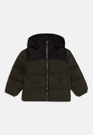 Veste matelassée pour enfant avec capuche attachée, corps vert foncé, partie supérieure noire et fermeture éclair centrale.