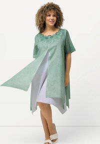 Ulla Popken LAYERED NECK SHORT SLEEVE  - Denní šaty - turquoise green