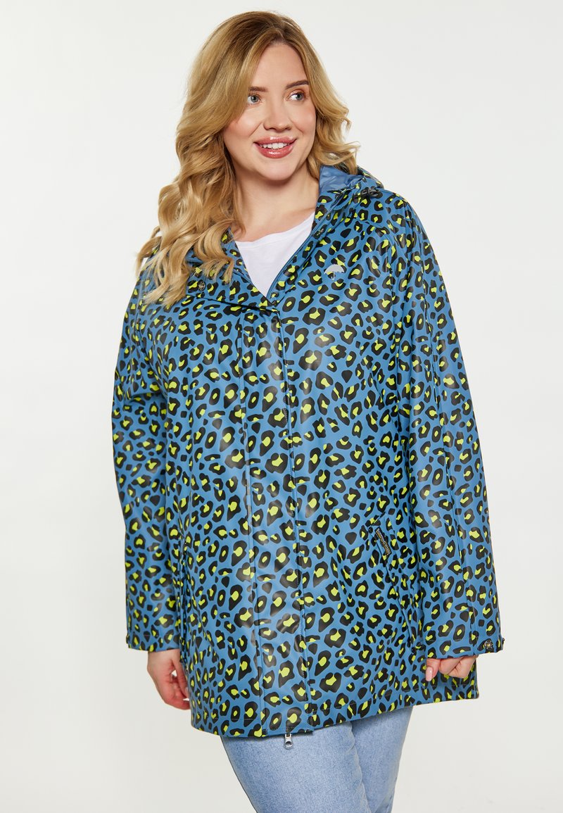 Ľahký modrý pršiplášť s čierno-zeleným leopardím vzorom, obsahujúci zips, kapucňu a dva bočné vrecká. Hladký, lesklý povrch.