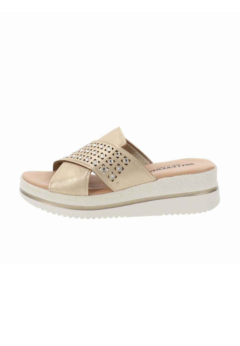 Sandalo piattaforma beige scorrevole con fasce incrociate, design perforato e suola bianca texturizzata. Presenta un plantare imbottito per il comfort.