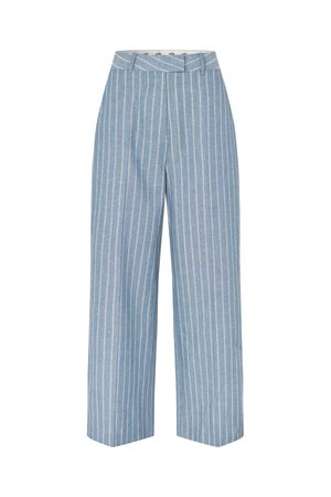 Pantalon taille haute bleu clair avec fines rayures verticales blanches et jambes larges, doté d'une ceinture avec passants.