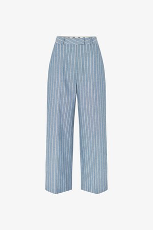 Lichtblauwe, hooggesneden pantalons met witte verticale krijtstrepen en wijde pijpen, voorzien van een tailleband met lussen voor een riem.