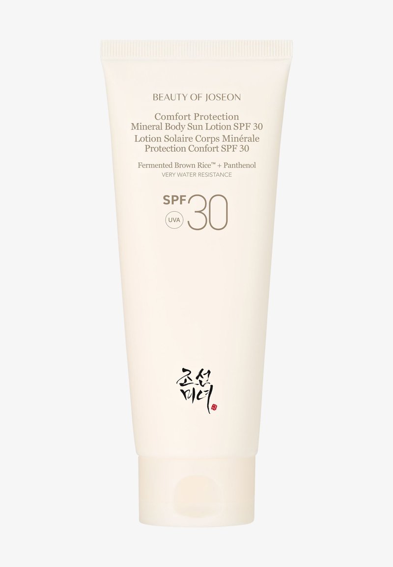 Tube med Beauty of Joseon Comfort Protection Mineral kroppssolkrems SPF 30 med fermentert brun ris og panthenol, svært vannavstøtende.