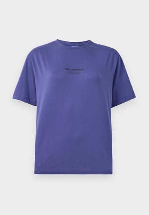 Vijolična bombažna majica s kratkimi rokavi, krožnim ovratnikom in črnim tiskom "KARL LAGERFELD JEANS" na sprednji strani, ki ima gladko teksturo.