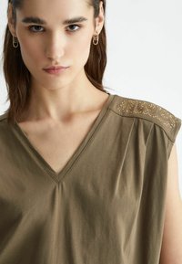 Liu Jo Jeans WITH   RHINESTONES - T-shirt con stampa - olive