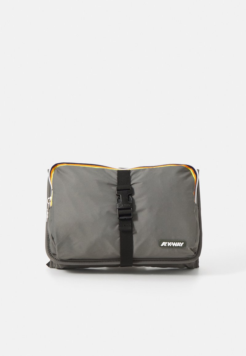 Saco impermeável cinza com um destacador de fecho em amarelo e laranja. Apresenta uma fivela preta central e um emblema na frente. Formato retangular.