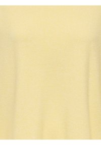 Pull en maille de couleur jaune doux, en tissu à texture lisse et coupe décontractée, avec un col rond et sans motifs ni ornements visibles.